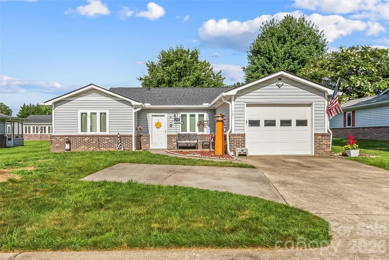 141 Derbyshire Drive, Hendersonville, NC - 2 beds, 2 baths, 1,489 sqft - $357,500