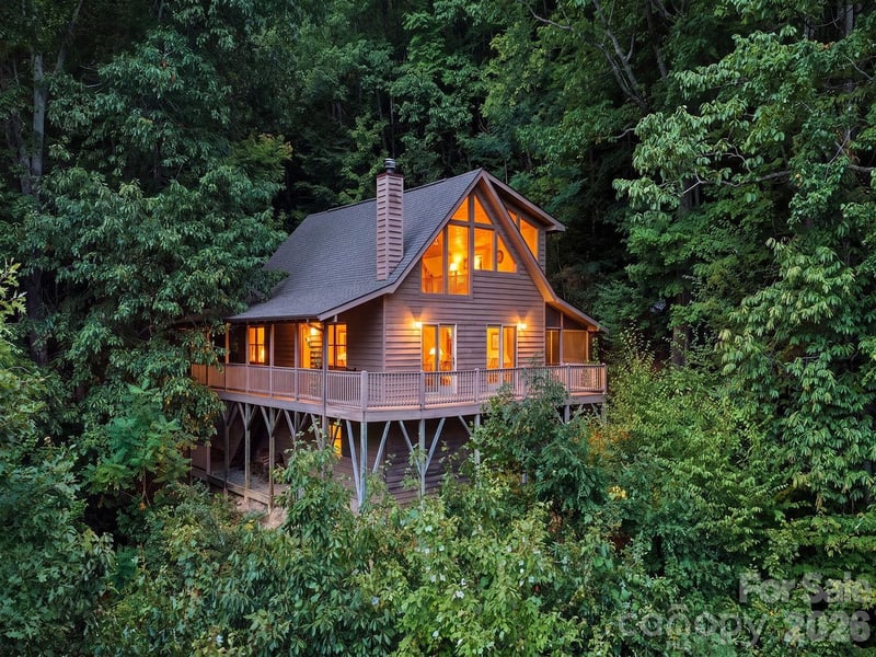 808 Nottingham Road, Maggie Valley, NC - 2 beds, 2.5 baths, 2,348 sqft - $475,000