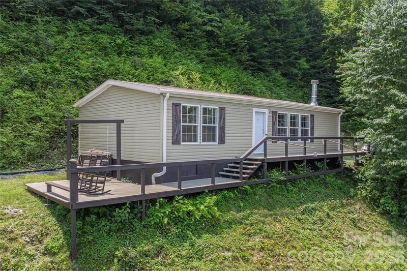 92 Bobcat Road, Maggie Valley, NC - 2 beds, 2 baths, 1,232 sqft - $299,000
