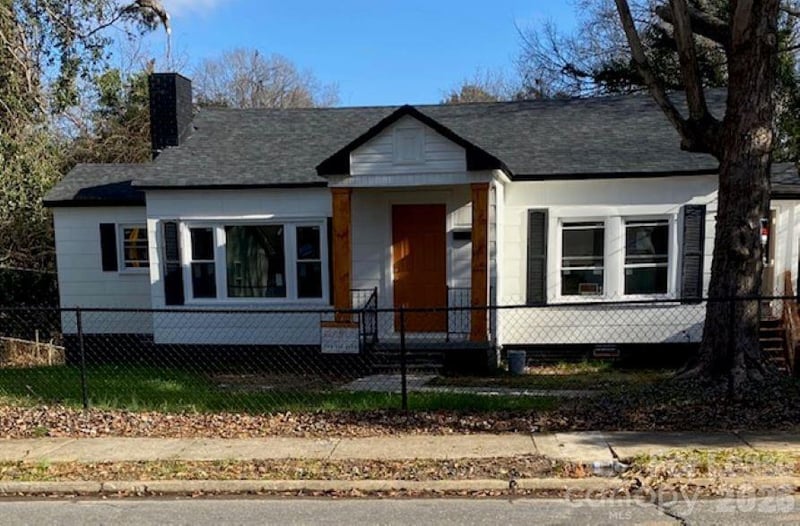 808 Weldon Street N, Gastonia, NC - 2 beds, 1 bath, 1,017 sqft - $1,295