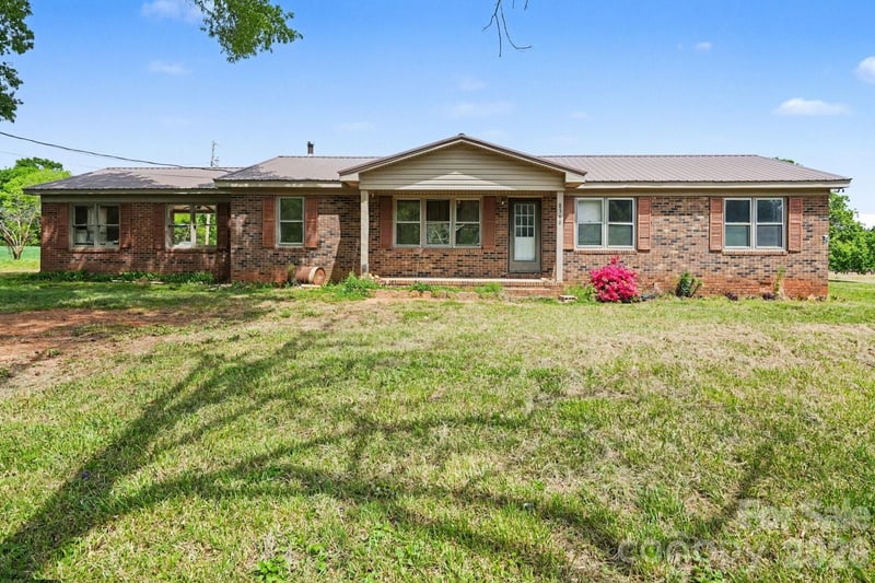 8340 Plank Road, Norwood, NC - 2 beds, 1.5 baths, 1,559 sqft - $150,000