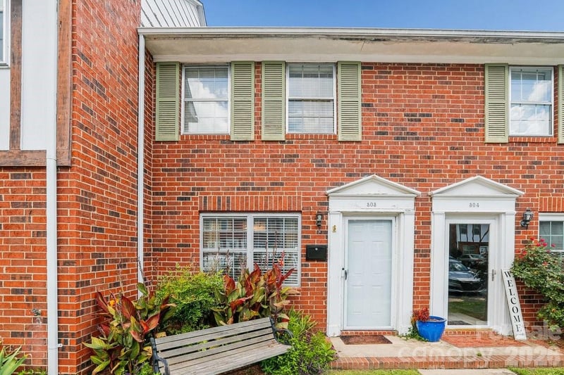 1300 Larchmont Place Apt 303, Salisbury, NC - 2 beds, 1.5 baths, 917 sqft - $165,000