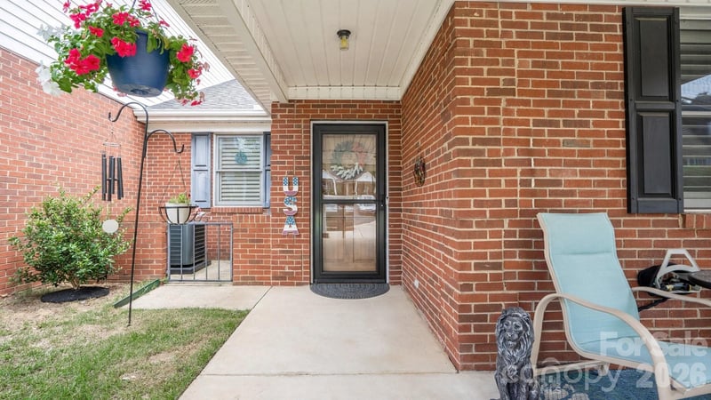 19940 Oak Leaf Circle, Cornelius, NC - 2 beds, 2 baths, 1,110 sqft - $294,900