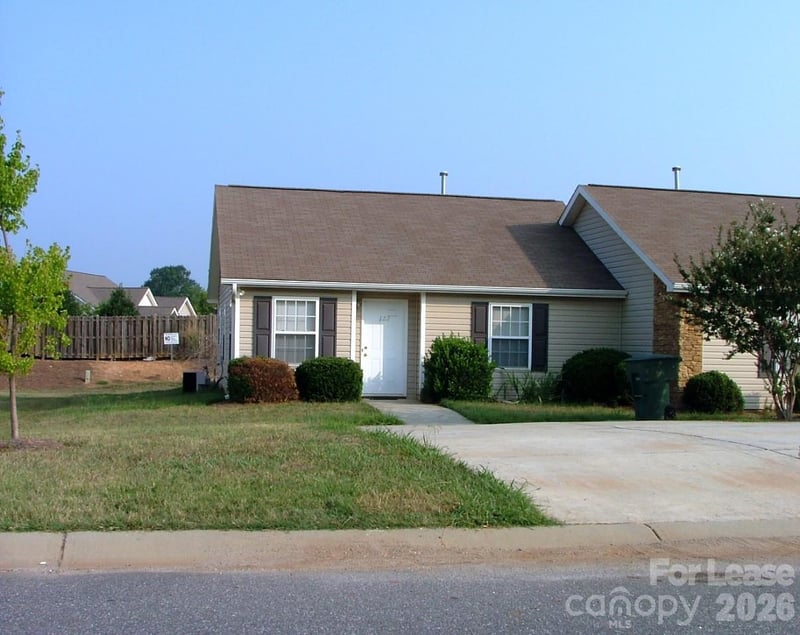 122 Springwood Lane, Mooresville, NC - 2 beds, 2 baths - $1,395/mo