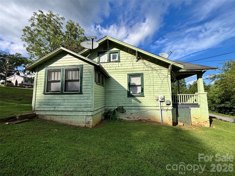 1102 Regal Place NW, Lenoir, NC - 2 beds, 1 bath, 902 sqft - $75,000