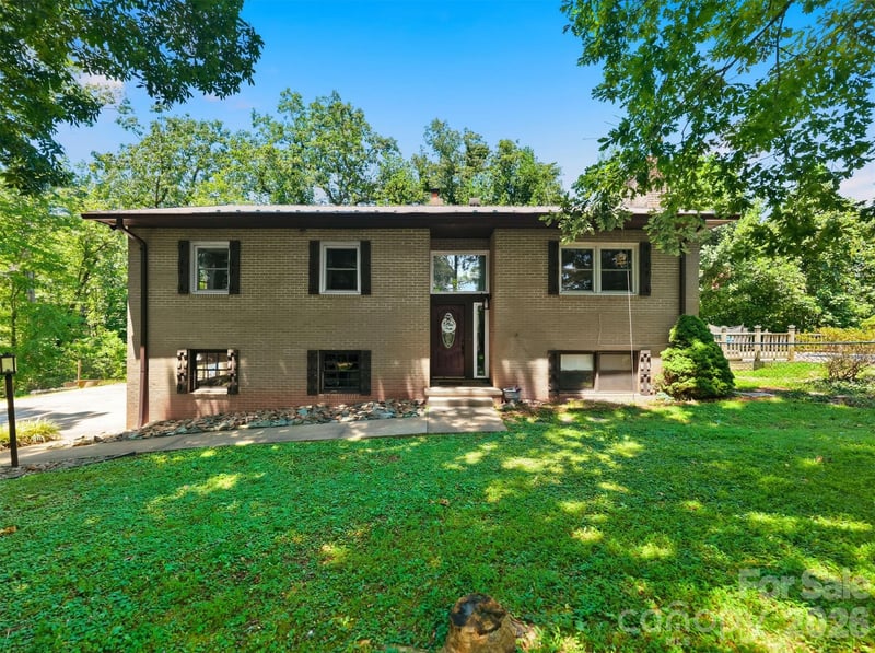 1924 Braswell Place, Lenoir, NC - 3 beds, 2.5 baths, 2,064 sqft - $448,000
