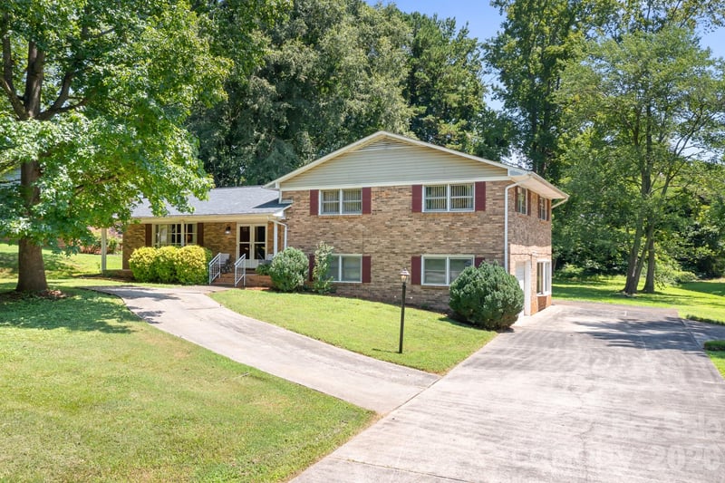 1009 Springs Road, Lincolnton, NC - 3 beds, 2 baths, 2,242 sqft - $310,000
