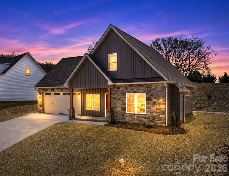 4957 Southview Drive, Hickory, NC - 3 beds, 2.5 baths, 1,613 sqft - $414,900