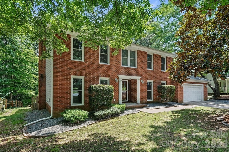 915 Brightmoor Drive, Matthews, NC - 5 beds, 2.5 baths, 3,053 sqft - $585,000