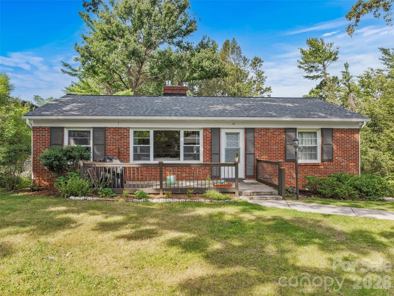 15 Lynnstone Court, Asheville, NC - 3 beds, 3.5 baths, 1,301 sqft - $515,000