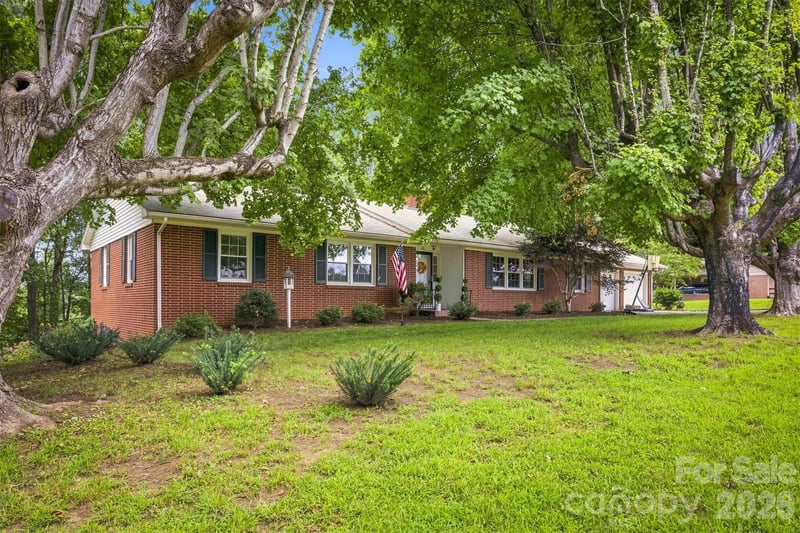 1009 Randolph Circle SE, Lenoir, NC - 3 beds, 3 baths, 2,869 sqft - $399,900