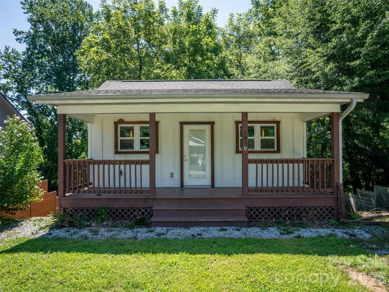 185 Duckworth Avenue, Brevard, NC - 2 beds, 2 baths, 792 sqft - $325,000
