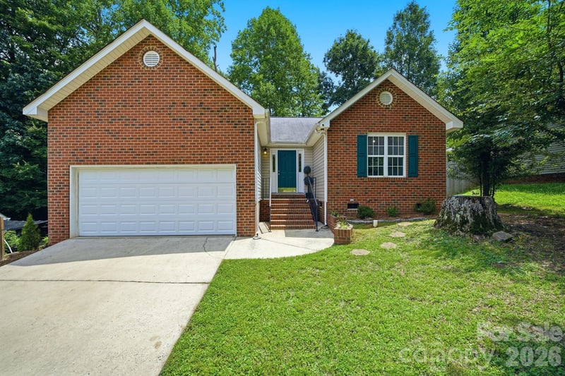 1008 Raywood Court, Matthews, NC - 3 beds, 2 baths, 1,328 sqft - $349,900