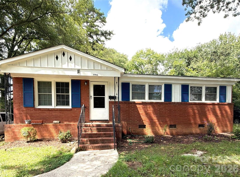 4410 Brooktree Drive, Charlotte, NC - 3 beds, 1 bath, 1,000 sqft - $1,650