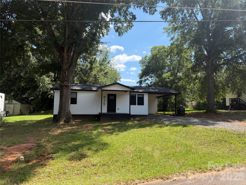 615 E Saunders Avenue, Newton, NC - 2 beds, 1 bath, 850 sqft - $199,900
