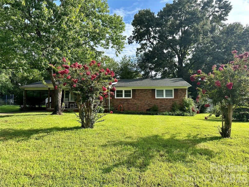 3502 Merry Oaks Lane, Dallas, NC - 3 beds, 1.5 baths, 1,428 sqft - $250,000