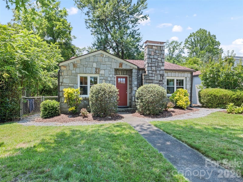 1909 Arlington Place, Hendersonville, NC - 3 beds, 2 baths, 1,418 sqft - $469,900