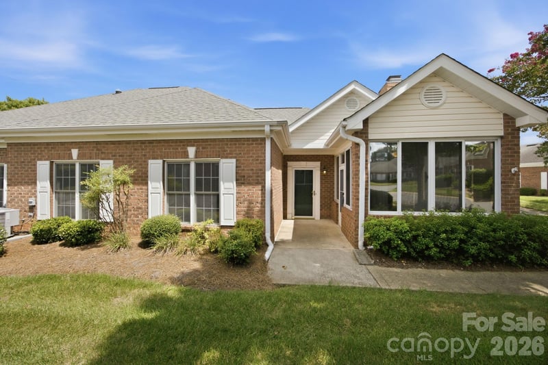 8528 Highland Glen Drive, Charlotte, NC - 2 beds, 2 baths, 1,400 sqft - $305,000