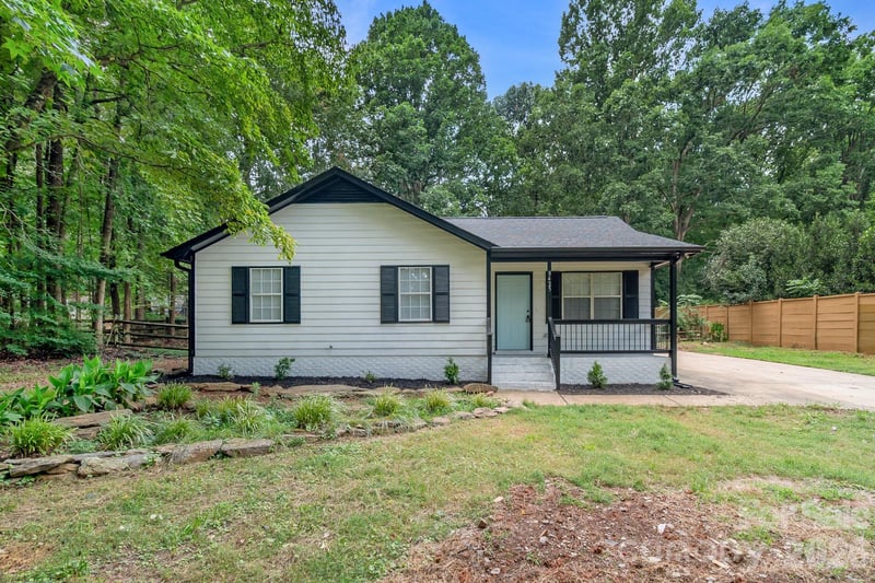8425 Lochinvar Drive, Charlotte, NC - 3 beds, 2 baths, 1,172 sqft - $367,000