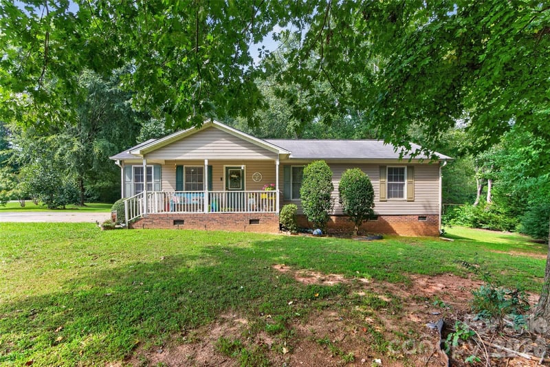 1007 Field Swallow Way, Clover, SC - 3 beds, 2 baths, 1,296 sqft - $289,000