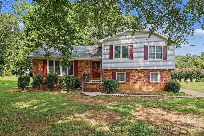 834 Applegate Court, Gastonia, NC - 3 beds, 2.5 baths, 1,831 sqft - $225,000