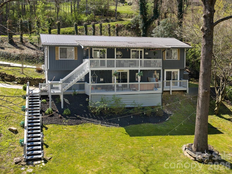 228 White Oak Road, Waynesville, NC - 2 beds, 3 baths, 2,466 sqft - $610,000