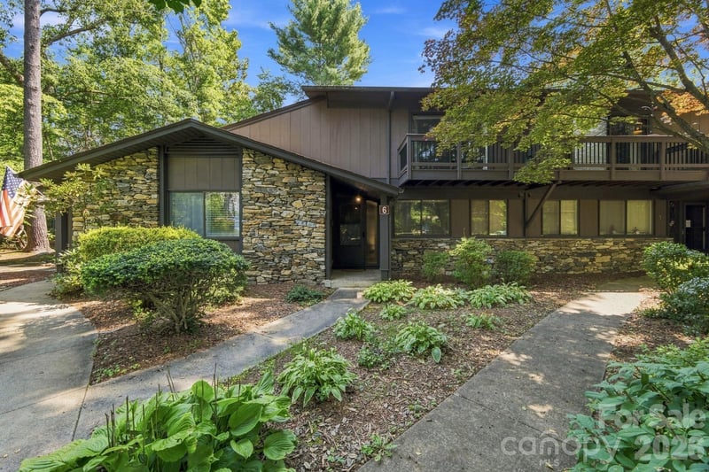 98 Laurelwood Circle W Apt 6, Hendersonville, NC - 2 beds, 2.5 baths, 1,392 sqft - $268,900