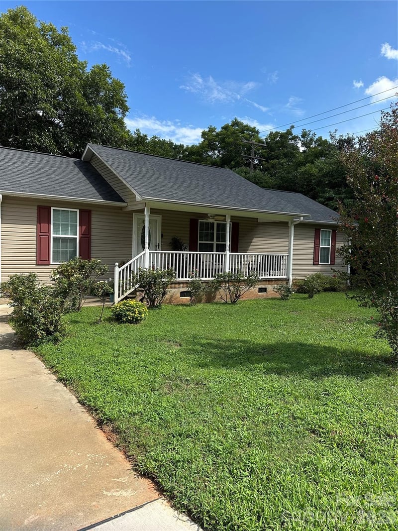 33 Railroad Avenue, York, SC - 3 beds, 2 baths, 1,224 sqft - $249,900