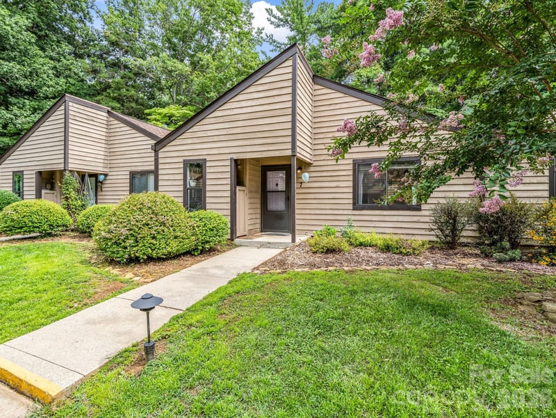 7 Woodlands Drive, Black Mountain, NC - 2 beds, 1 bath, 1,002 sqft - $249,999