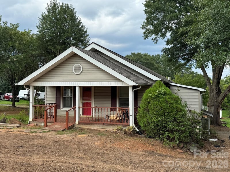 509 21st Street SE, Hickory, NC - 3 beds, 2 baths, 1,928 sqft - $219,900