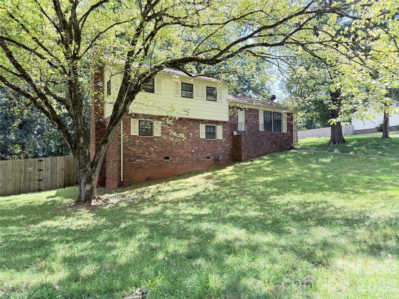 931 Pineborough Road, Charlotte, NC - 5 beds, 2.5 baths, 1,926 sqft - $390,000