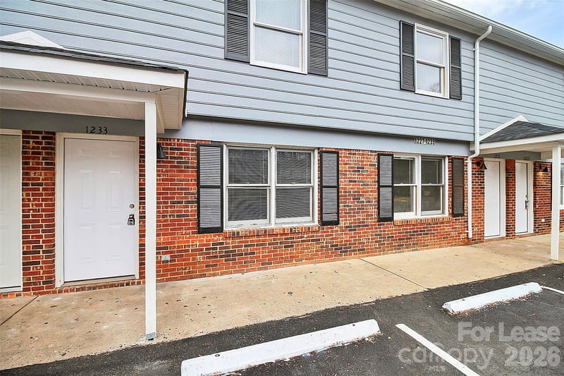 1233 Anderson Street, Gastonia, NC - 2 beds, 1.5 baths, 805 sqft - $1,099