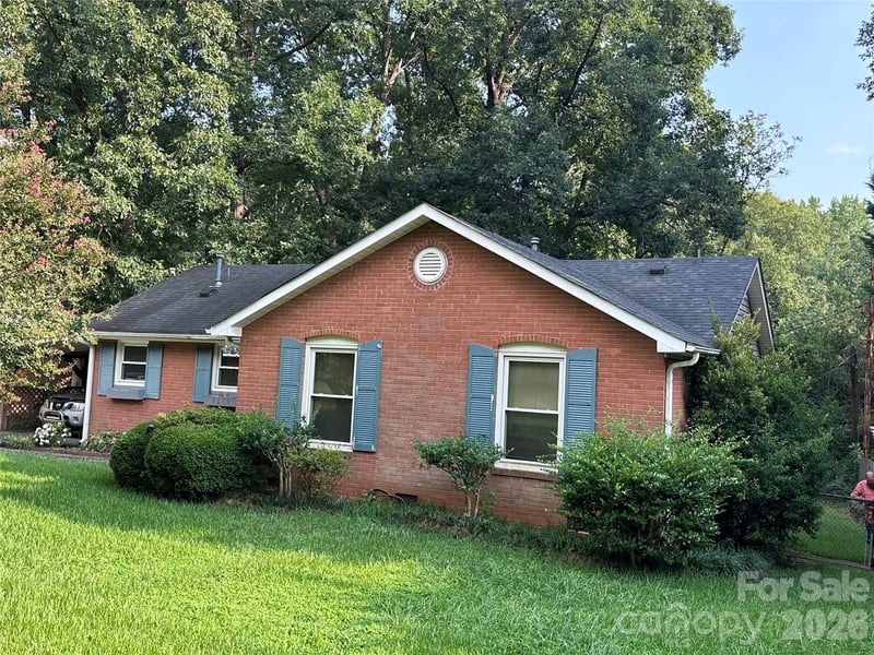 7216 Lockmont Drive, Charlotte, NC - 3 beds, 1.5 baths, 1,536 sqft - $300,000
