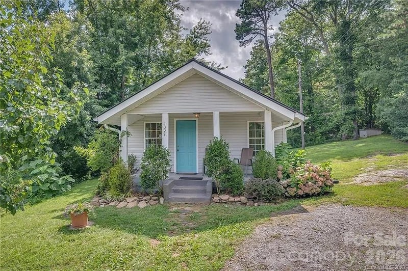 1324 Low Gap Road, Hendersonville, NC - 2 beds, 1 bath, 866 sqft - $199,900