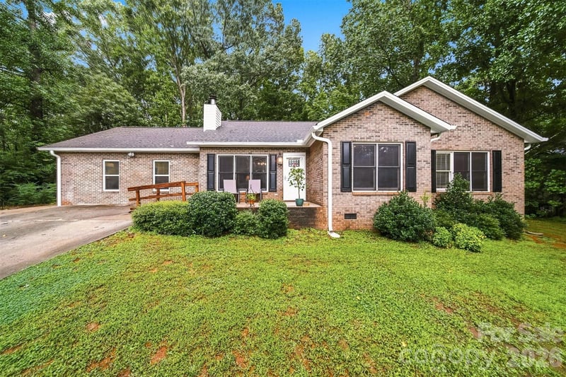 3933 MATTINGLY Drive, Hickory, NC - 3 beds, 2 baths, 2,270 sqft - $374,900