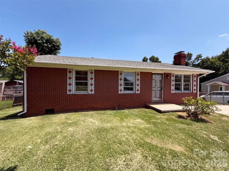 310 W Indiana Avenue, Bessemer City, NC - 2 beds, 1 bath, 892 sqft - $186,000