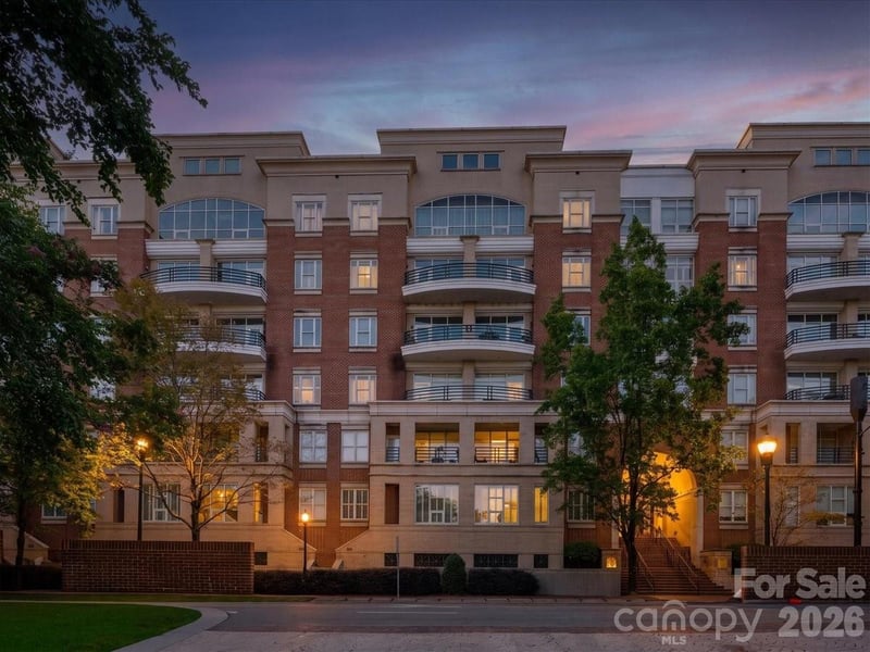 400 N Church Street Apt 215, Charlotte, NC - 2 beds, 2.5 baths, 1,384 sqft - $489,000