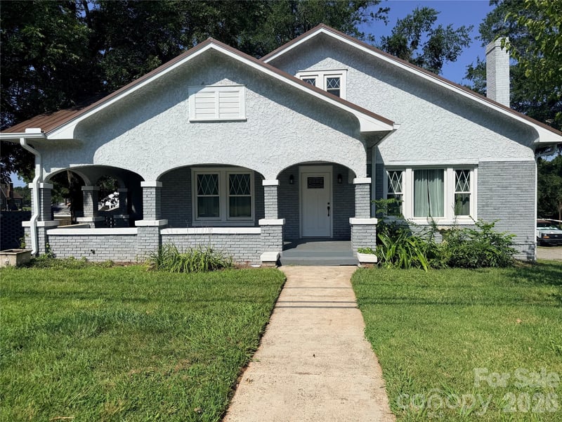 2709 N Main Avenue, Newton, NC - 5 beds, 2.5 baths, 2,739 sqft - $335,000