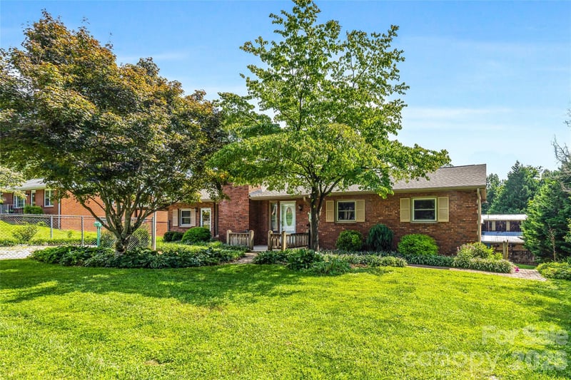 708 Loop Road, Hendersonville, NC - 3 beds, 1.5 baths, 1,546 sqft - $450,000