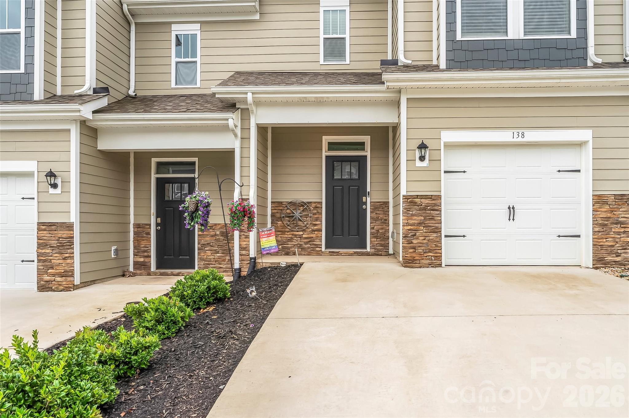 138 Creekview Rd, Hendersonville, NC 28792. property listing photo