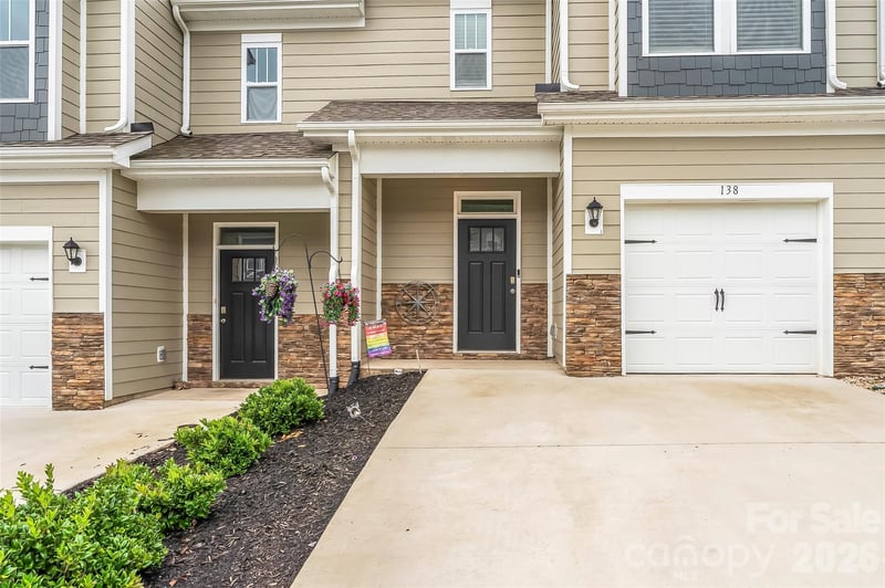 138 Creekview Road, Hendersonville, NC - 3 beds, 2.5 baths, 1,675 sqft - $330,000