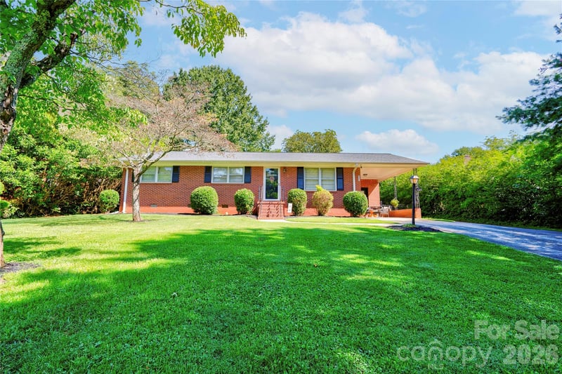 404 Pineview Drive, Kings Mountain, NC - 3 beds, 2 baths, 1,369 sqft - $275,000