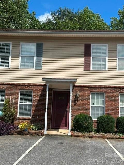 1535 20th Avenue NE, Hickory, NC - 2 beds, 1.5 baths, 1,080 sqft - $182,000
