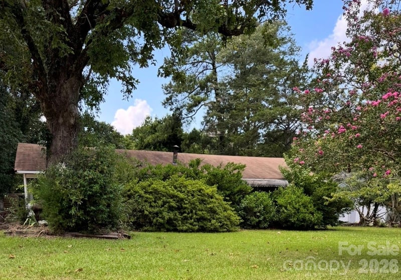 1586 Hillcrest Avenue, Lancaster, SC - 3 beds, 1 bath, 1,144 sqft - $100,000