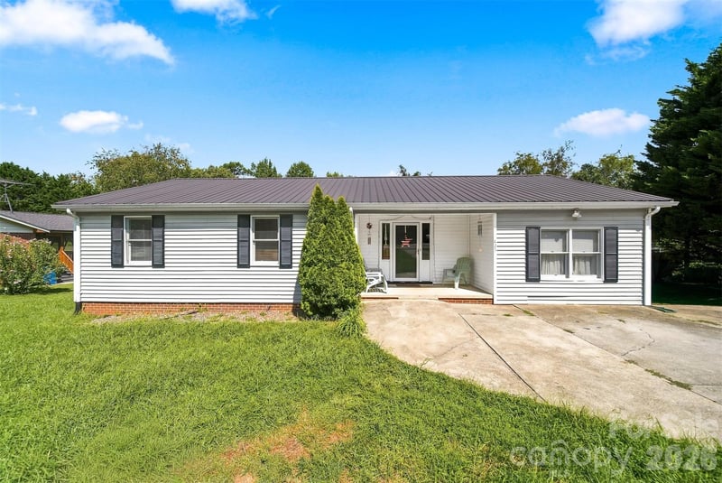 425 Heritage Farm Road, Hickory, NC - 3 beds, 2 baths, 1,439 sqft - $229,900