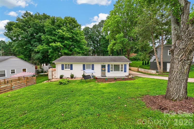 1063 14th Avenue NW, Hickory, NC - 3 beds, 1.5 baths, 1,014 sqft - $229,900