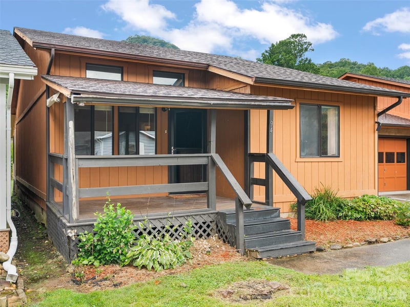 94 Market Street, Maggie Valley, NC - 2 beds, 2 baths, 1,074 sqft - $259,500