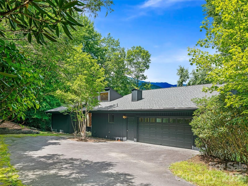 156 Winterstar Loop, Burnsville, NC - 4 beds, 4.5 baths, 3,460 sqft - $655,000