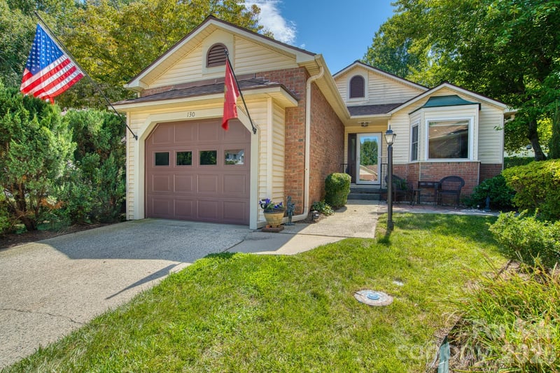 130 Exeter Court, Hendersonville, NC - 2 beds, 2 baths, 1,385 sqft - $410,000