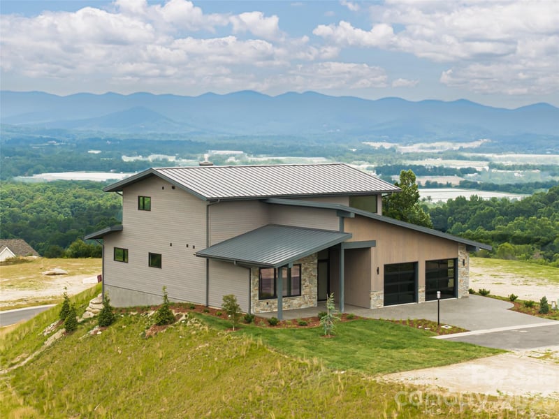24 S Watchman Drive, Hendersonville, NC - 4 beds, 4 baths, 3,367 sqft - $1,490,000
